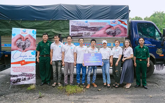 Hình ảnh đội ngũ hỗ trợ khách hàng chuyên nghiệp của qq8827 sẵn sàng giải đáp mọi thắc mắc